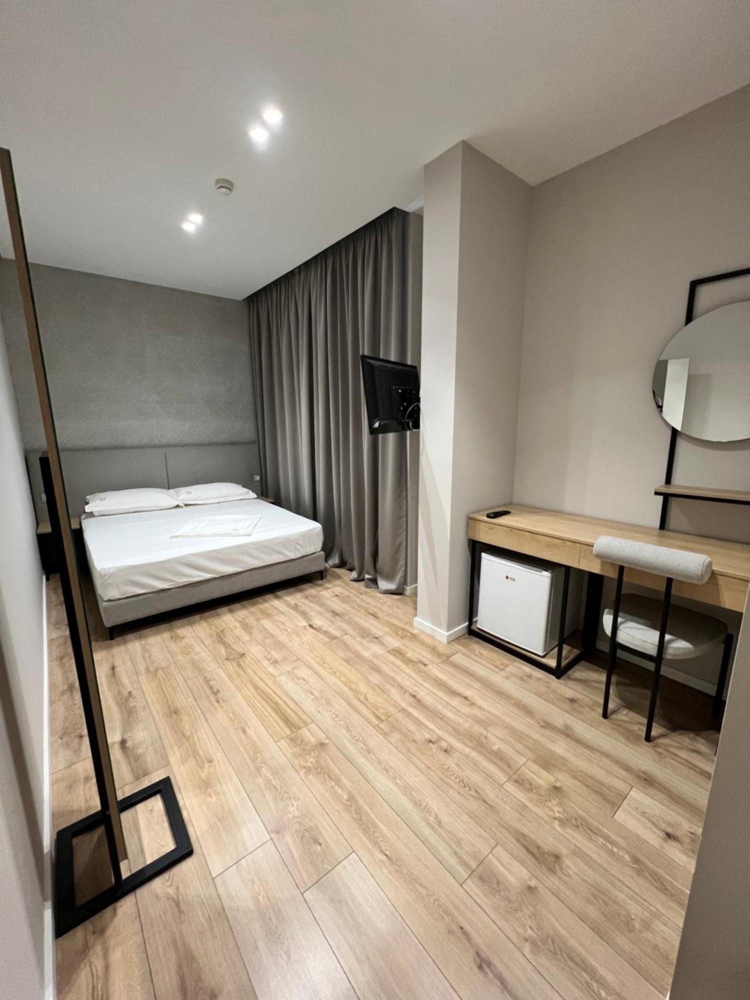 Enzo Rooms & Apartment Blloku Tirana Exterior foto