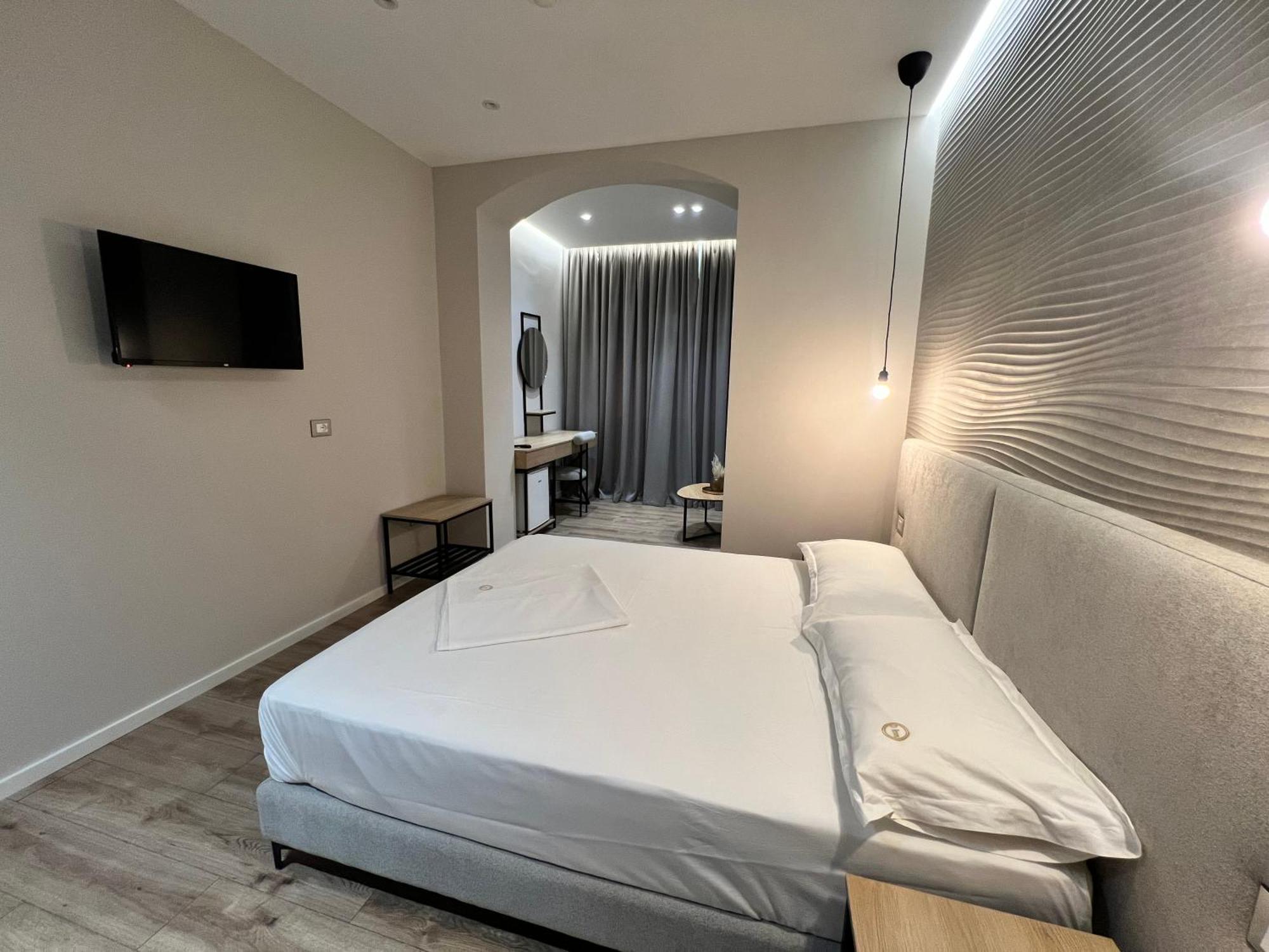 Enzo Rooms & Apartment Blloku Tirana Exterior foto